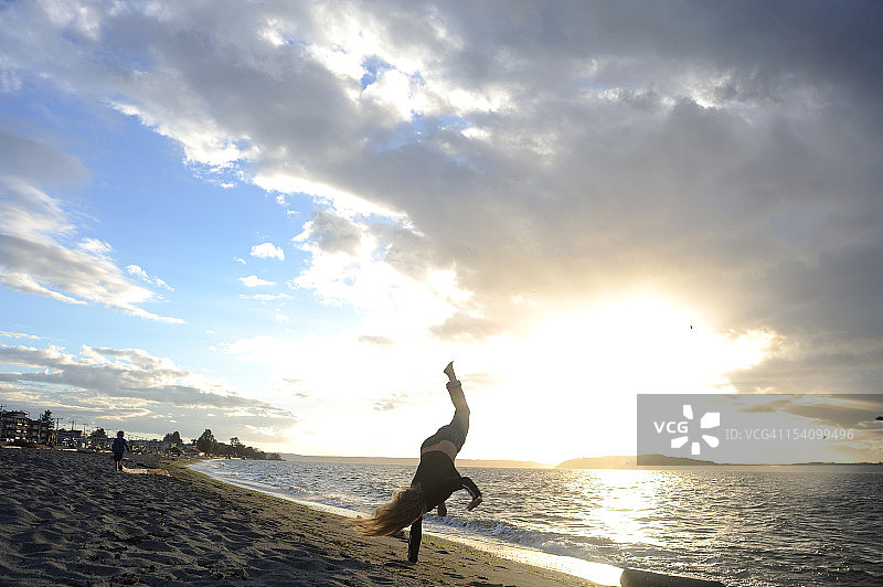 海滩上的购物车轮子图片素材