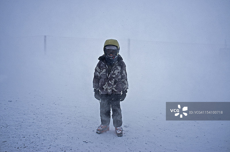 雪地里的男孩图片素材