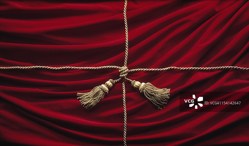 红色天鹅绒剧院幕布与金色绳索图片素材