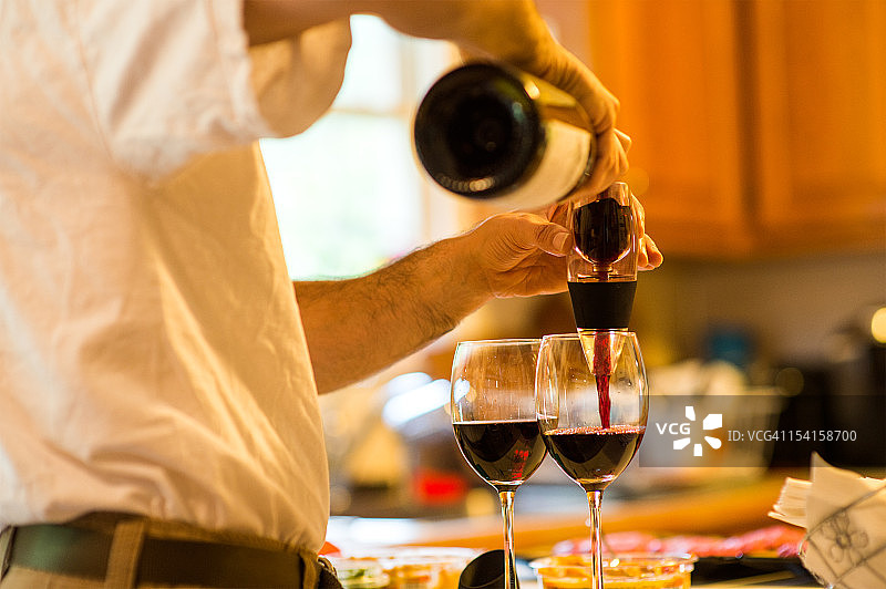 用醒酒器倾倒红酒图片素材