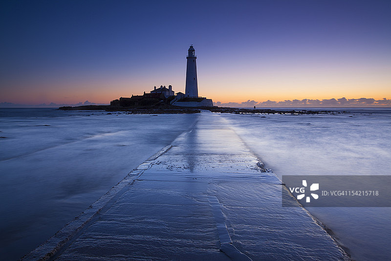 诺森伯兰圣玛丽灯塔后的黎明图片素材