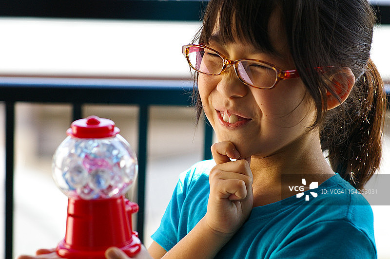 戴眼镜的女孩图片素材