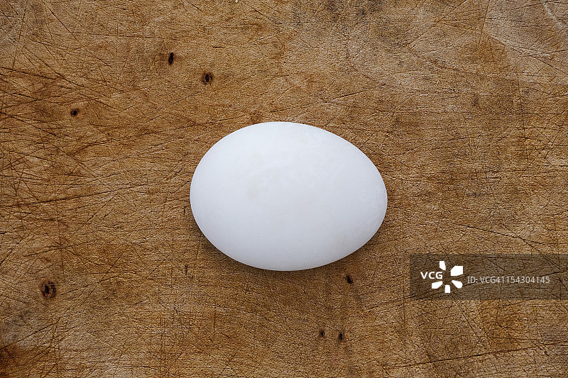 木板上的一个鸭蛋图片素材