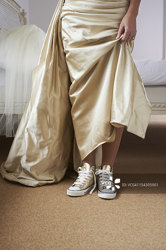 穿着婚纱和棒球靴的女人图片素材