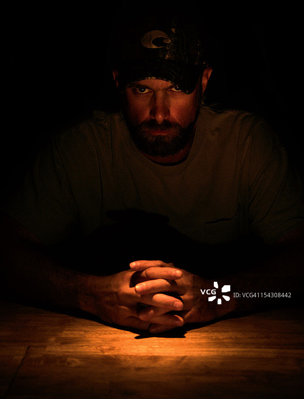 坐在光线中的男人图片素材