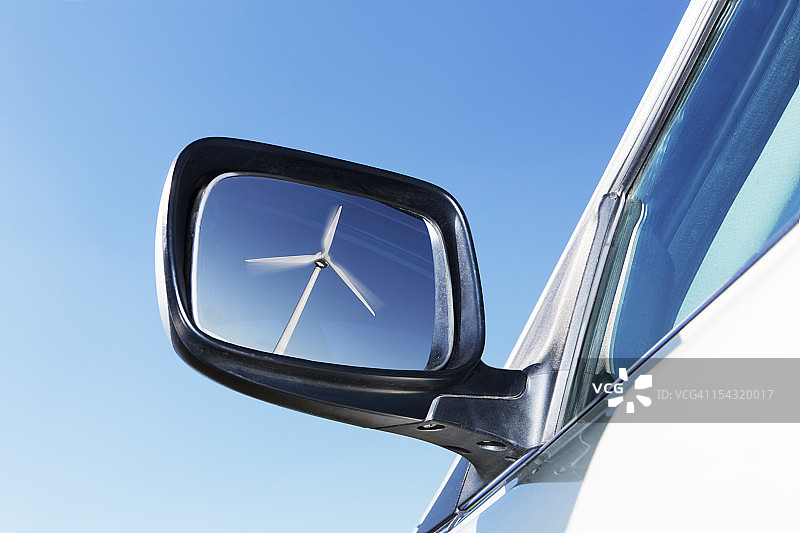 汽车后视镜中的风力涡轮机倒影图片素材