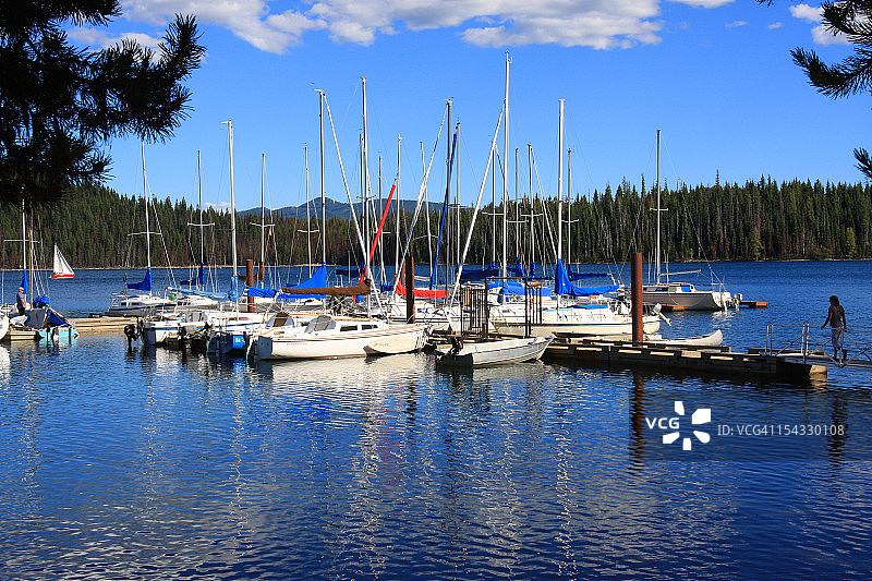 美国俄勒冈州埃尔克湖码头的帆船图片素材
