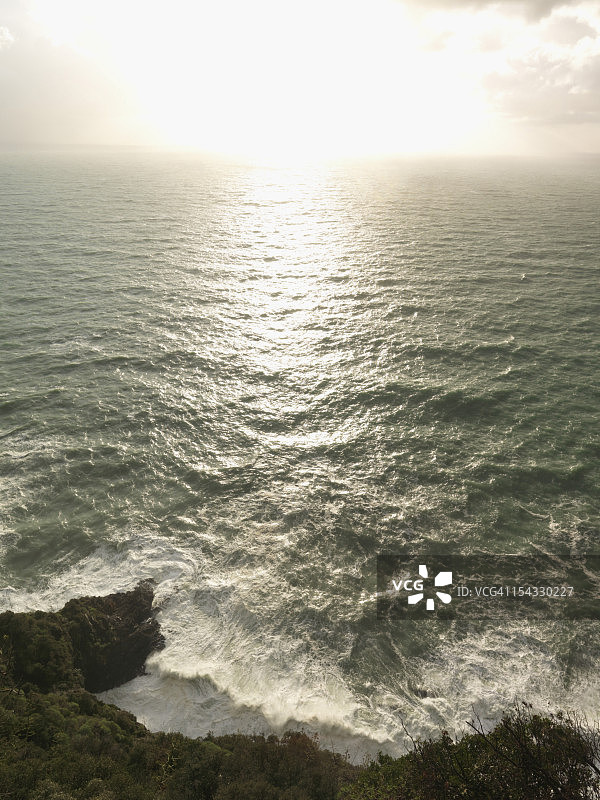 意大利利古里亚五渔村韦尔纳扎海浪拍岸图片素材