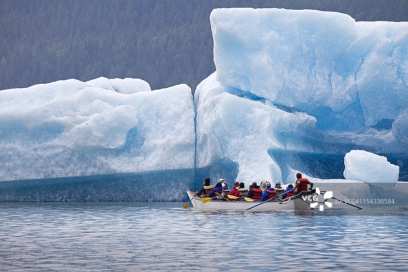 美国阿拉斯加朱诺门登霍尔冰川湖游客漂流图片素材