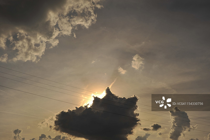 阳光下的云朵剪影图片素材