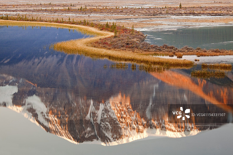 加拿大贾斯珀国家公园基奇纳山和苏纳普塔河山景倒影图片素材