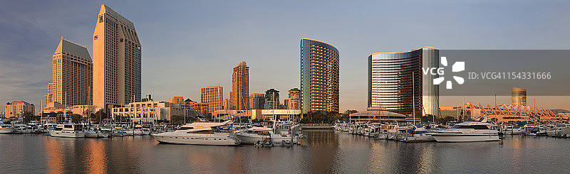 美国加利福尼亚州圣地亚哥海港村海滨的建筑图片素材