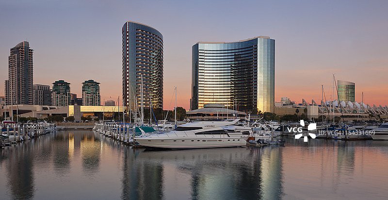美国加利福尼亚州圣地亚哥海港村海滨的建筑图片素材