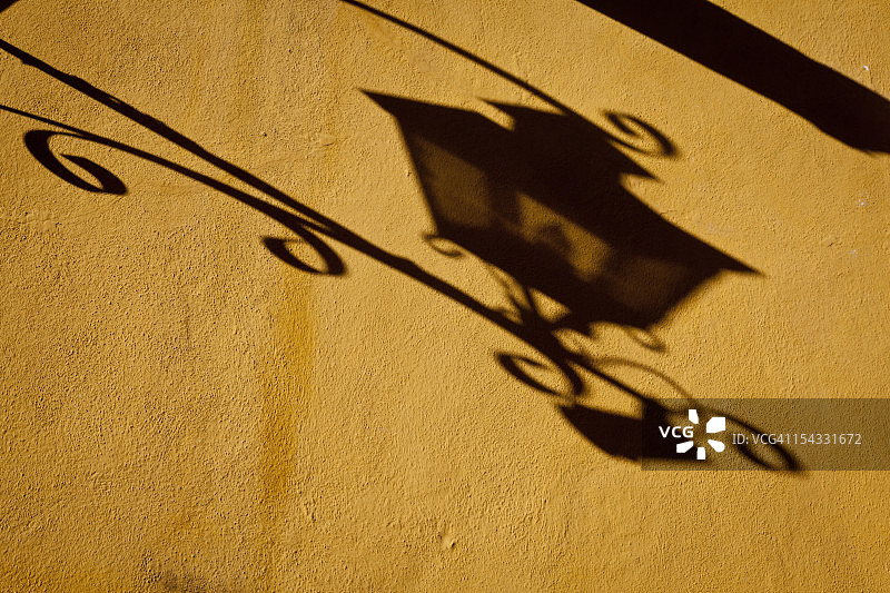 墨西哥瓜纳华托圣米格尔德阿连德墙上的灯影图片素材