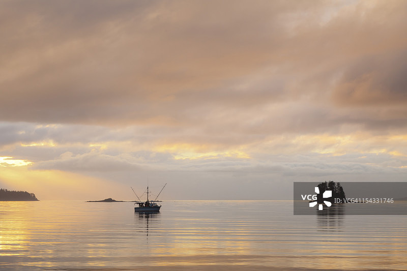 美国阿拉斯加伊尼扬群岛日落时分的渔船图片素材