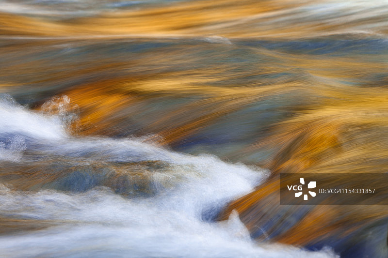 美国华盛顿州奥林匹克国家公园奎纳尔特河：秋色倒影图片素材