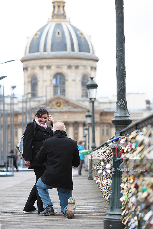 在法国巴黎，男子向女子求婚图片素材