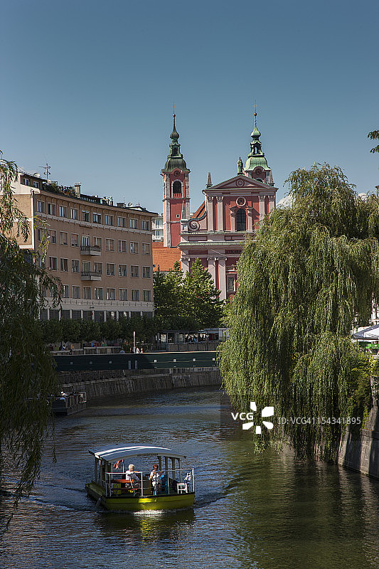 在城市运河上航行的渡轮图片素材