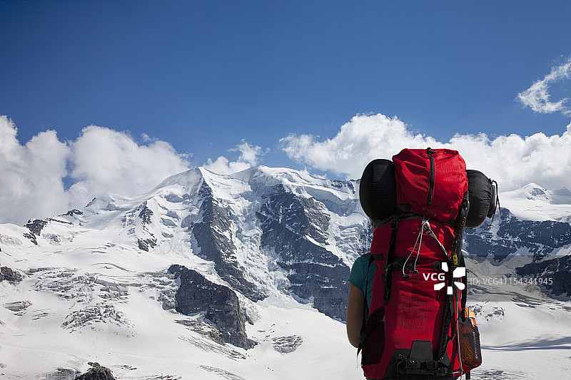 背包客欣赏雪山美景图片素材