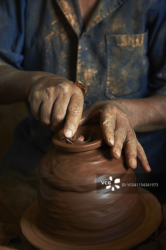 在拉坯机上工作的摩洛哥雕塑家图片素材