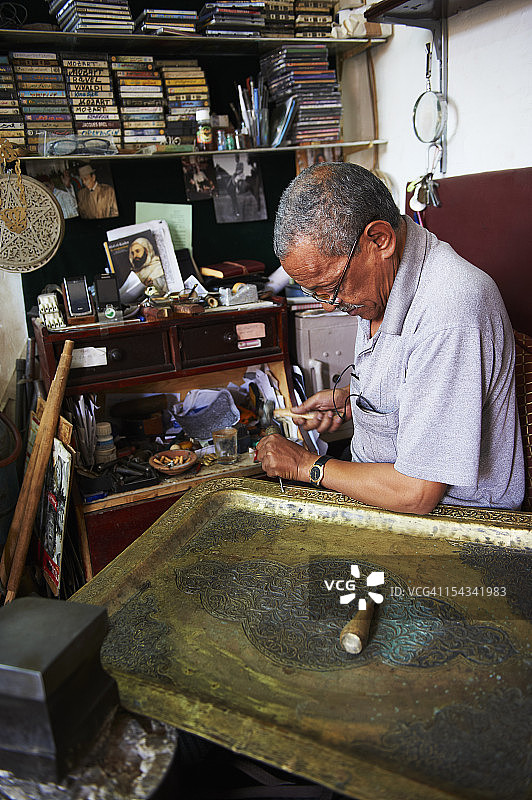 雕塑家在工作室工作图片素材