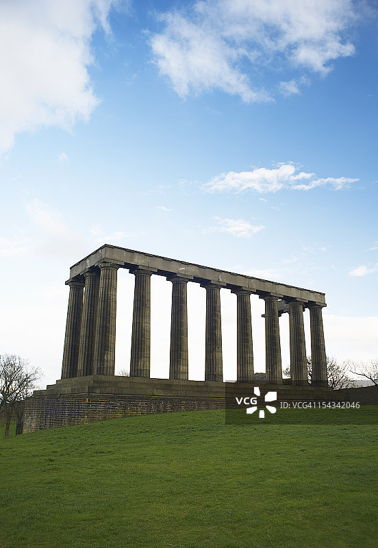 蓝色天空下的古代柱廊图片素材