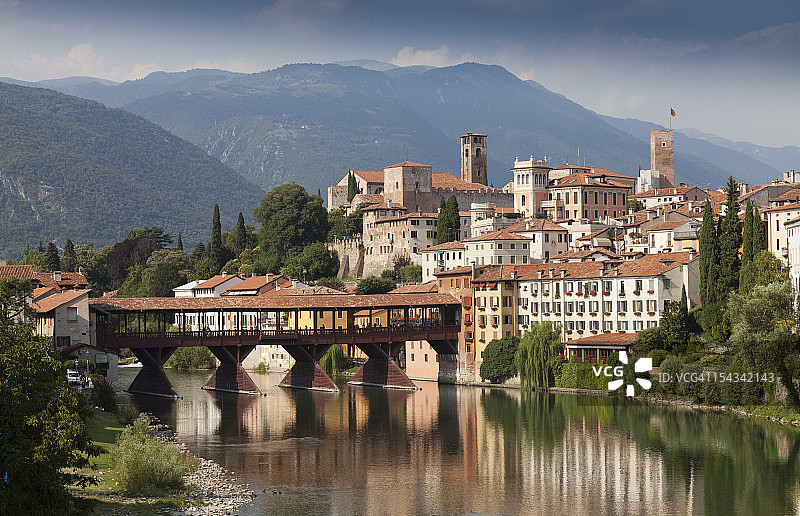 静止的河流中倒映的城市天际线图片素材