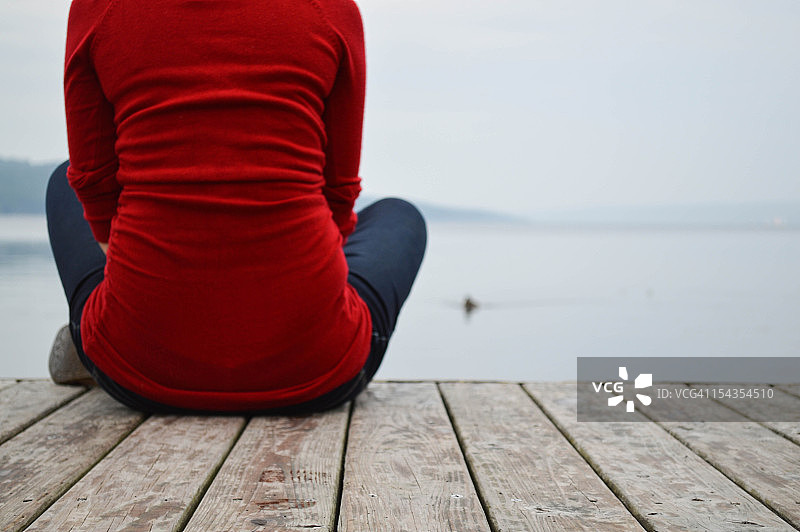 码头上的女孩图片素材