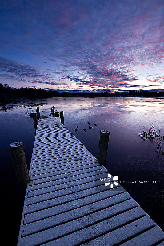 日落时分的海滩码头图片素材