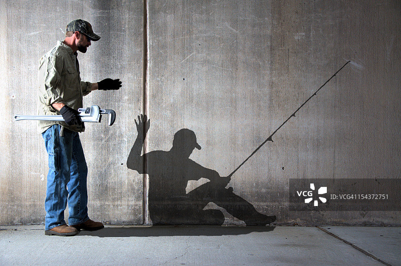 带有相反倒影的男人图片素材