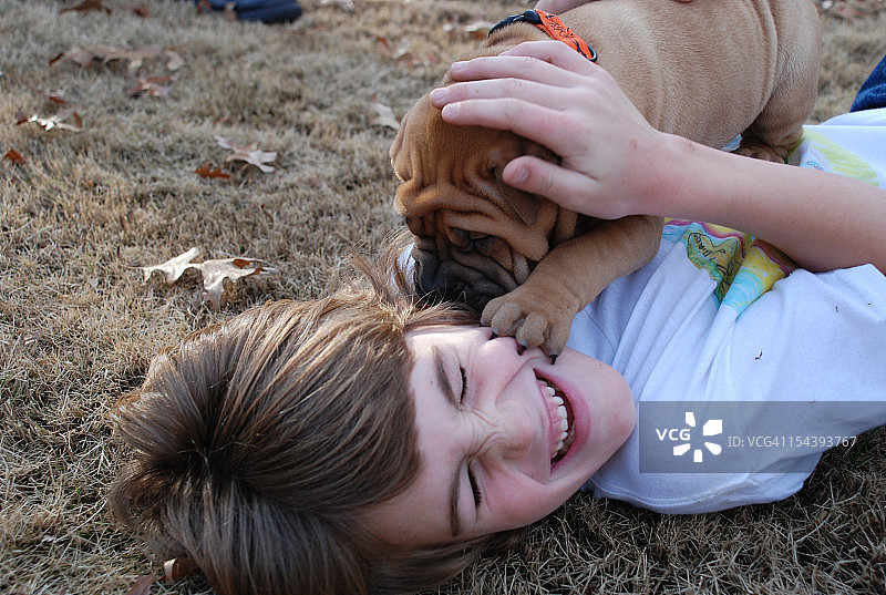 男孩和小狗图片素材