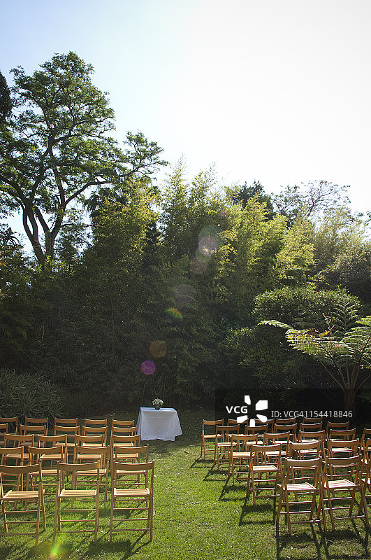 花园里的婚礼椅图片素材