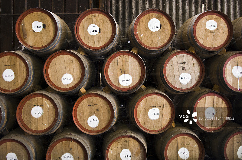 堆叠的酒桶图片素材