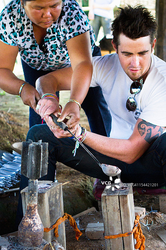 将炸弹金属熔化成珠宝的艺术图片素材