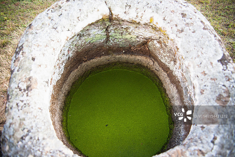 人们在石缸平原检查文物。图片素材