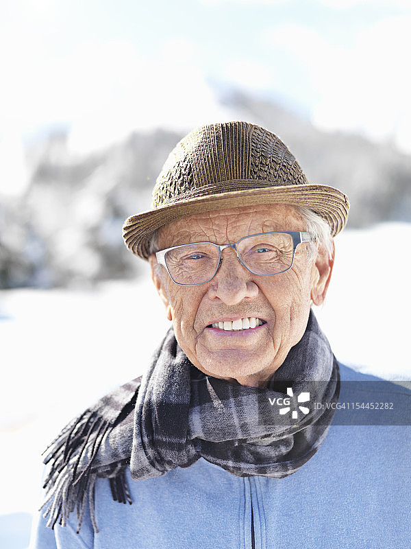 戴着帽子和围巾过冬的中年男人图片素材