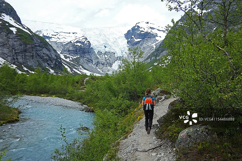 在约斯特达尔冰川国家公园徒步的女人图片素材