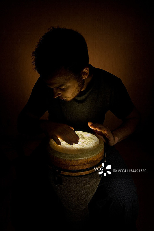男人演奏非洲手鼓图片素材