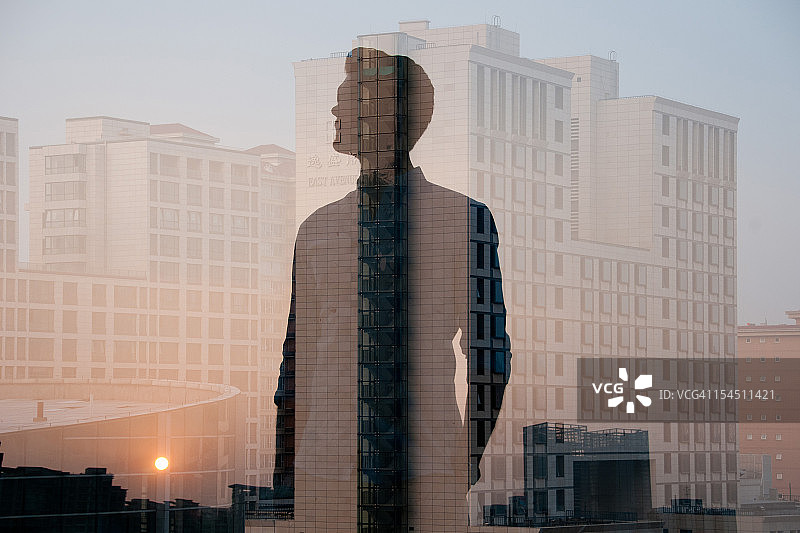 男人与建筑的双重曝光图片素材