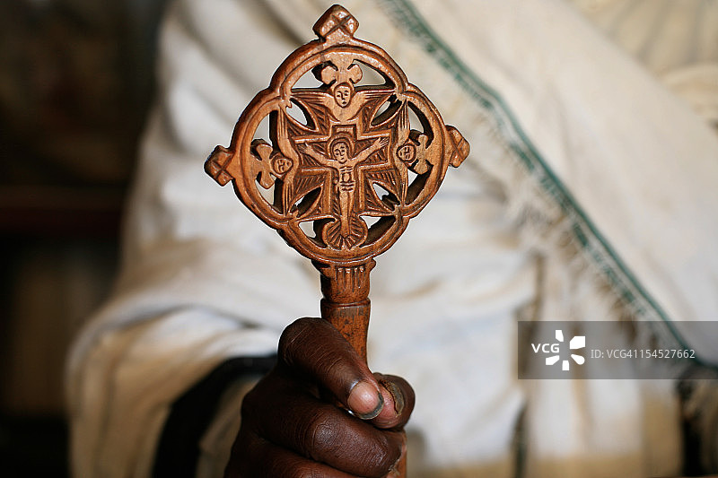 手持十字架的东正教僧侣图片素材