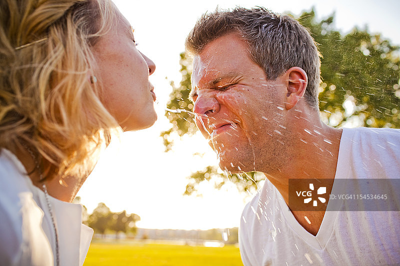 一对年轻情侣互相戏水图片素材