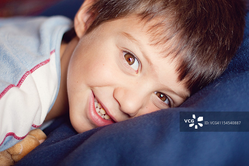 男孩玩枕头图片素材