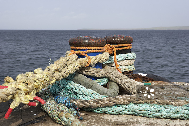港口系在金属系缆柱上的绳索图片素材