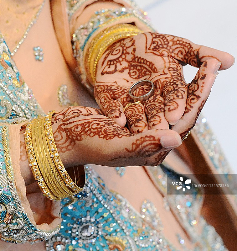 新娘手绘指甲花，手戴丈夫的戒指图片素材