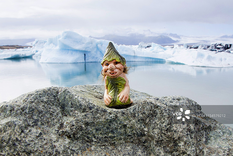 岩石上的小矮人图片素材