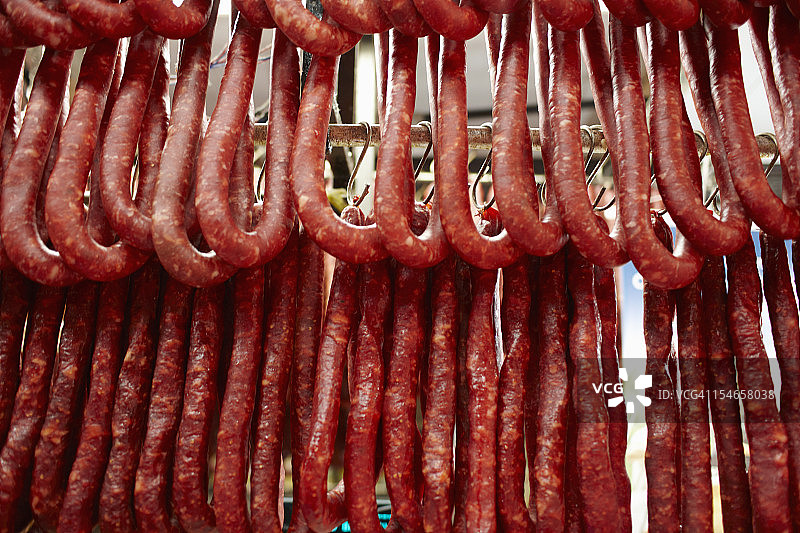圣保罗食品市场悬挂的香肠图片素材