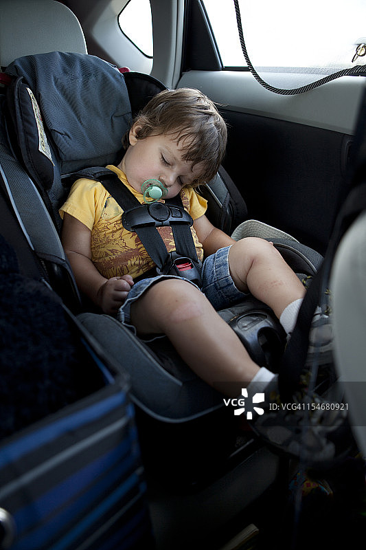 在车里睡觉的男孩图片素材