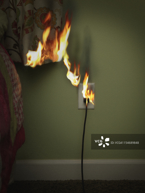 着火的电源插座和窗帘图片素材