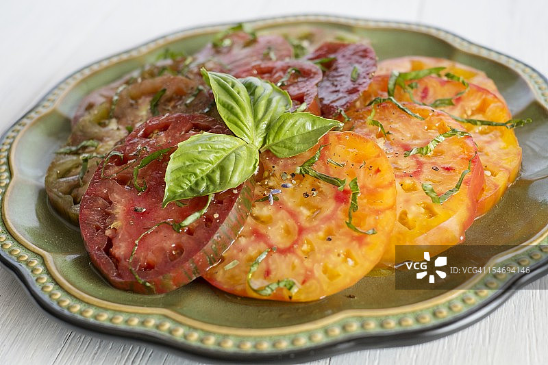 罗勒装饰的番茄切片图片素材