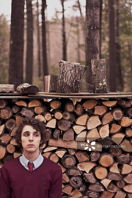 男子坐在原木附近图片素材